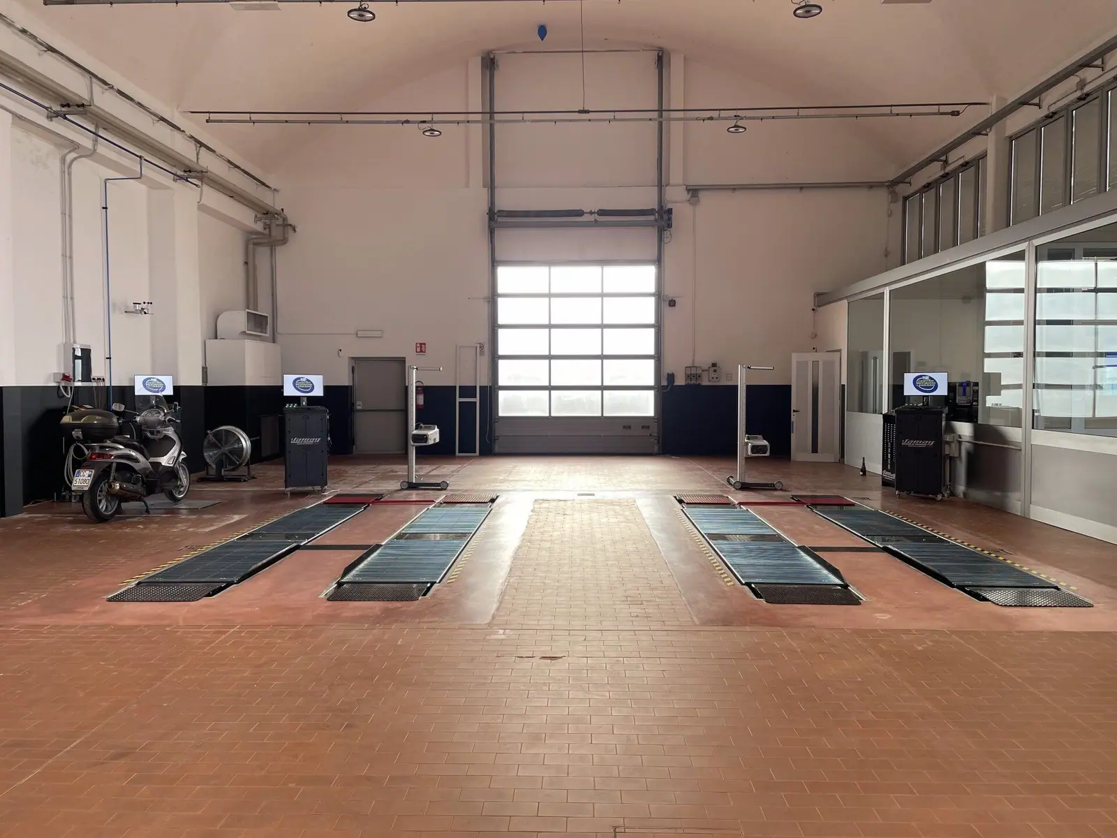 L’officina del Centro Revisioni Legnago: due linee di revisione con le pedane a rulli, gli strumenti per i fari e uno scooter sulla postazione delle moto